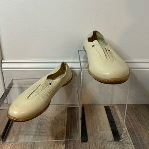 Gravity Pope slip on leather shoes size 37 in vanilla colour.